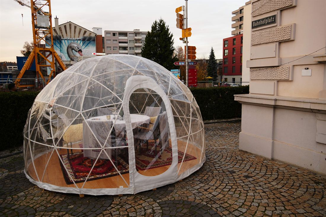 Transparente Bubble bei Tageslicht auf einem Platz