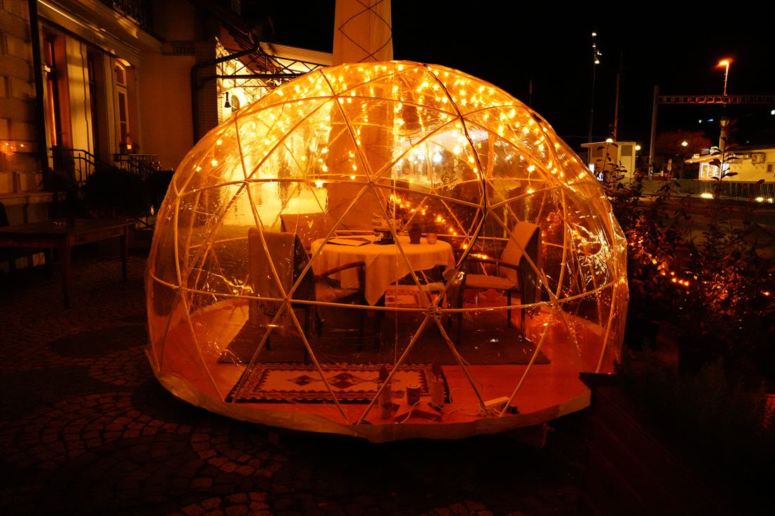Bubble mit gedecktem Tisch und Lichterketten bei Nacht