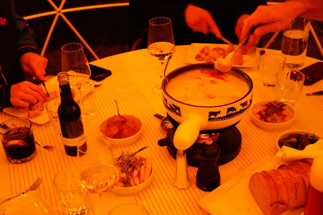 Fondue-Plausch am gedeckten Tisch in der Bubble