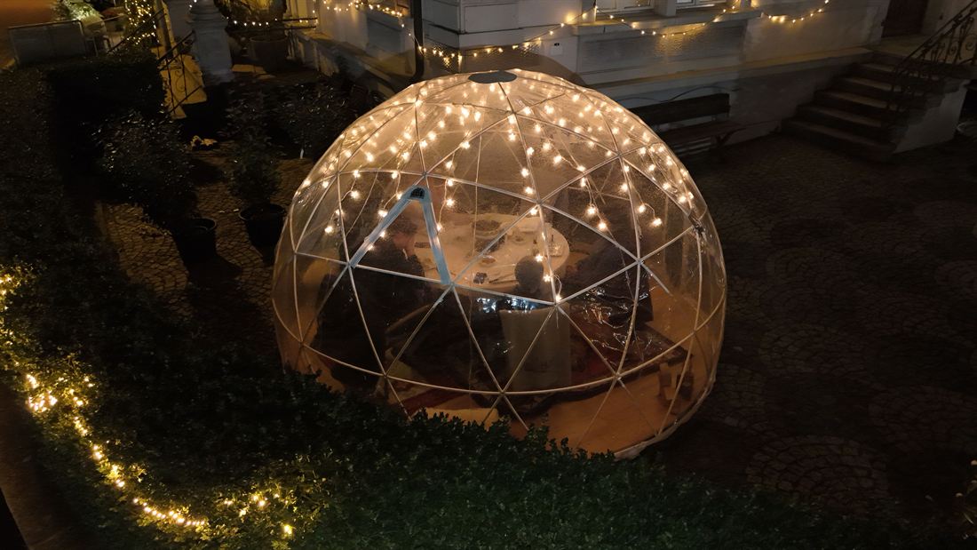 Bubble aus der Vogelperspektive bei Nacht