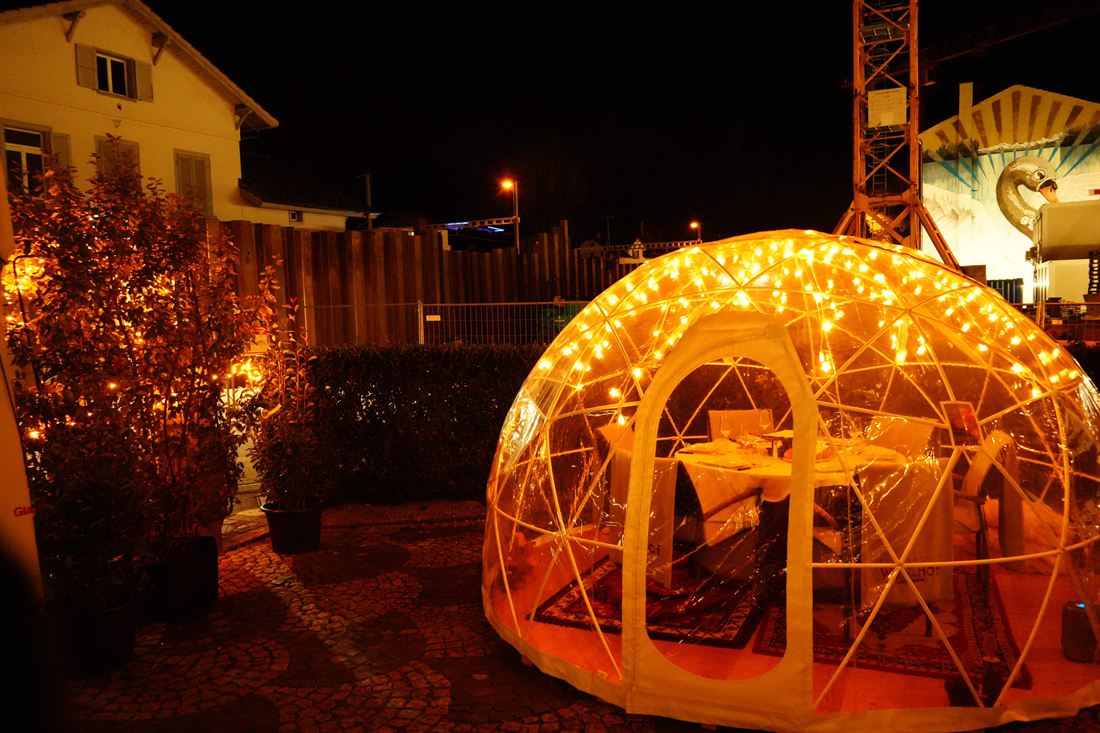Warm beleuchtete Bubble mit Lichterketten im Garten